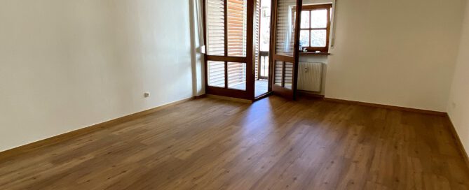 Leeres Wohnzimmer nach der Renovierung