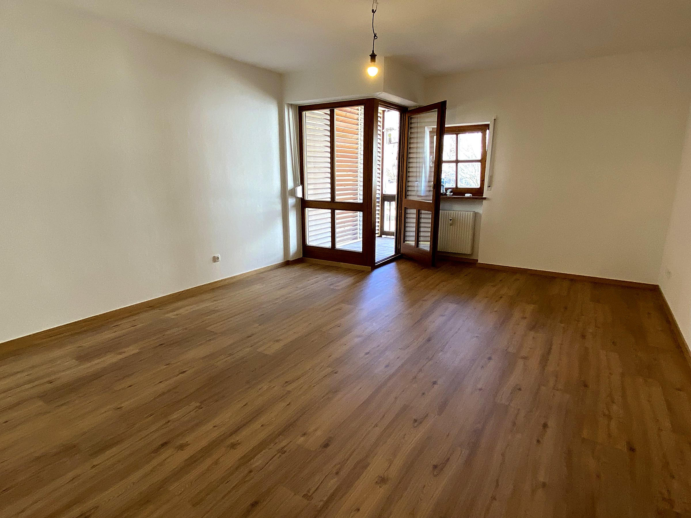 Leeres Wohnzimmer nach der Renovierung